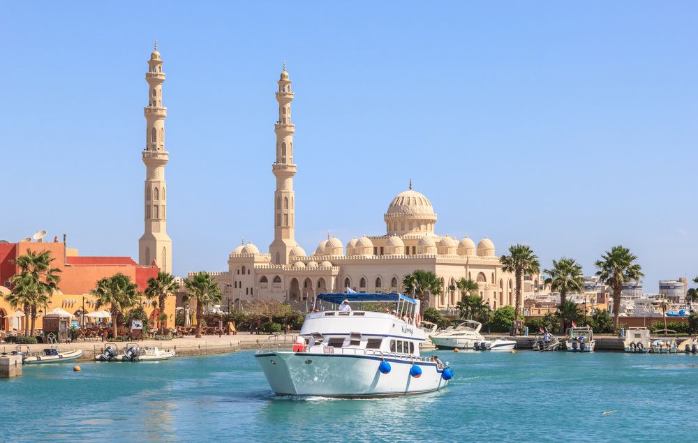 Meczet El Mina z dwoma minaretami nad Nową Mariną w Hurghadzie - widok z wody podczas City Tour