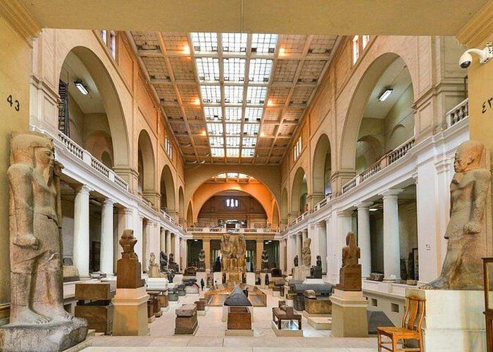 Wnętrze Muzeum Egipskiego w Kairze na placu Tahrir z posągami faraonów podczas wycieczki samolotem