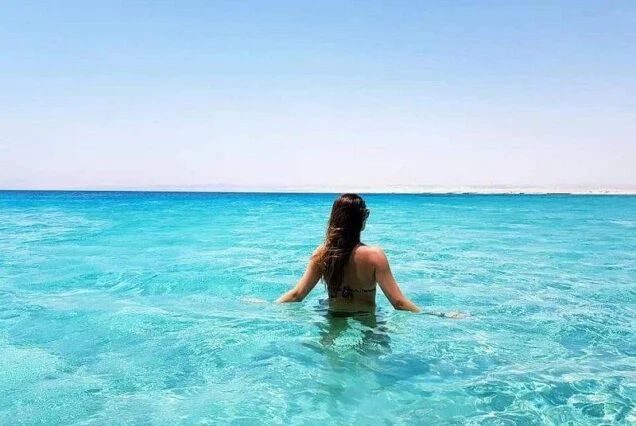 Turkusowa woda Morza Czerwonego i naturalne wybrzeże podczas kąpieli na wycieczce z Marsa Alam na Sharm el Lulli (Ras Hankorab)
