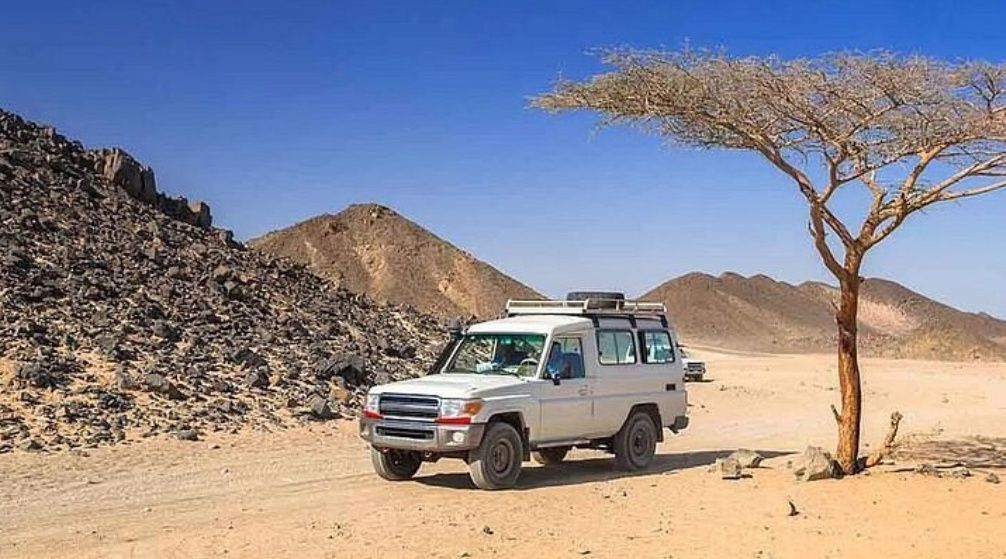 Terenowy jeep na pustyni w rejonie Marsa Alam podczas Super Safari