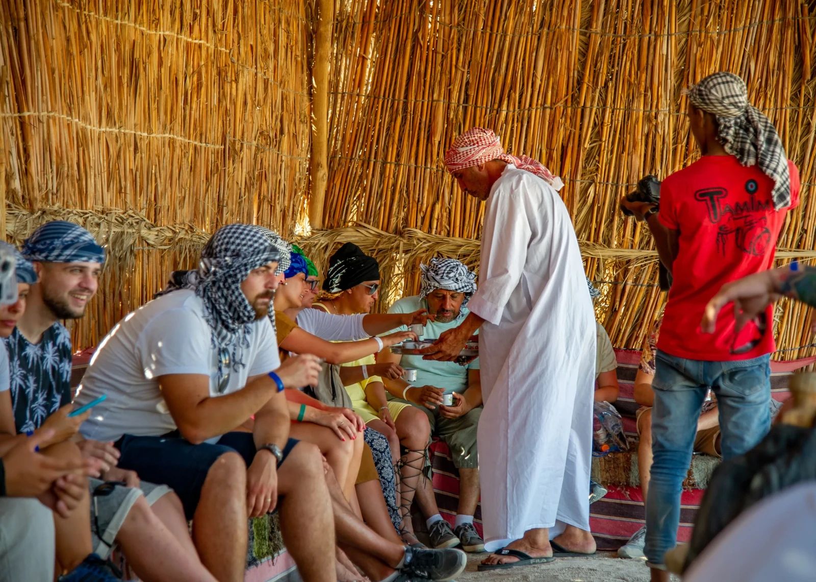 Tradycyjna herbata beduińska serwowana uczestnikom w beduińskim namiocie podczas quad safari z Sharm el Sheikh