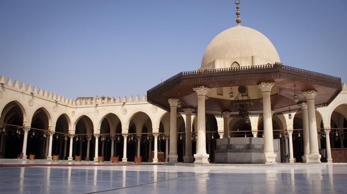 Meczet Amr Ibn al-As z centralną kopułą w Starym Kairze podczas prywatnej wycieczki do Kairu