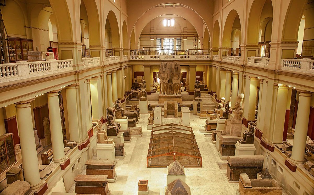 Wielki hol Muzeum Egipskiego w Kairze na placu Tahrir z rzędami posągów faraonów