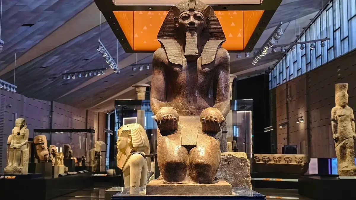 Ekspozycja z monumentalnym posągiem faraona w Wielkim Muzeum Egipskim (GEM) w Gizie