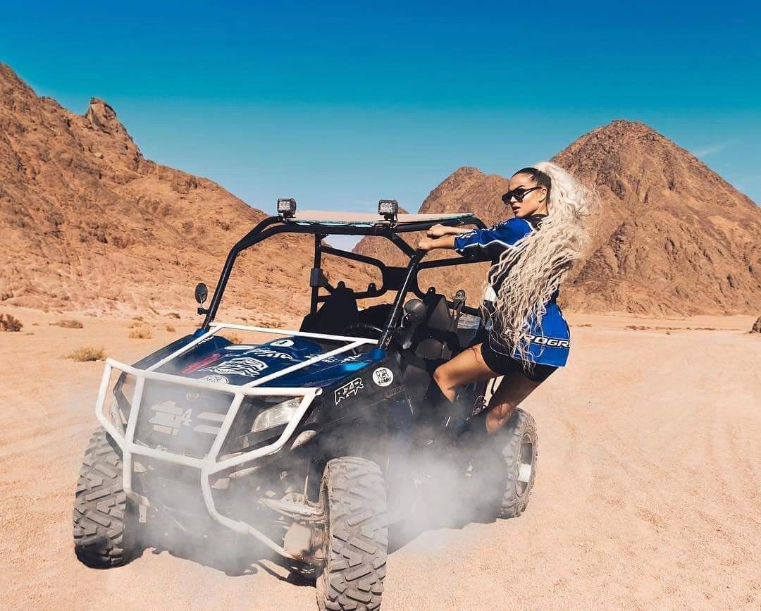 Niebieski dwuosobowy buggy na pustyni wśród skalistych gór Synaju - Buggy Safari z Sharm el Sheikh