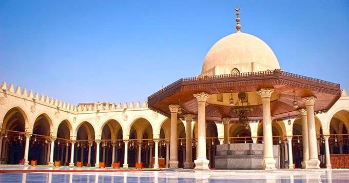 Dziedziniec meczetu Amr Ibn al-As z arkadami w Starym Kairze