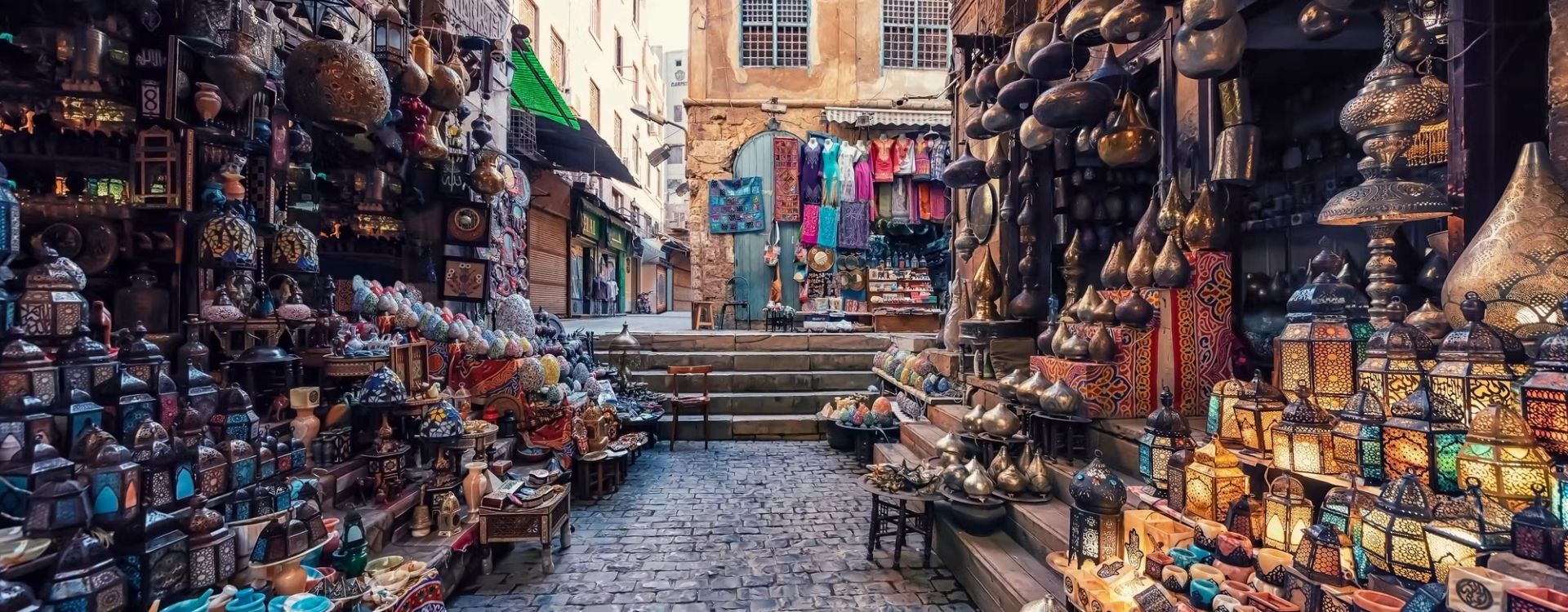 Bazar w Kairze z kolorowymi lampionami i pamiątkami - czas na zakupy podczas wycieczki Super Kair