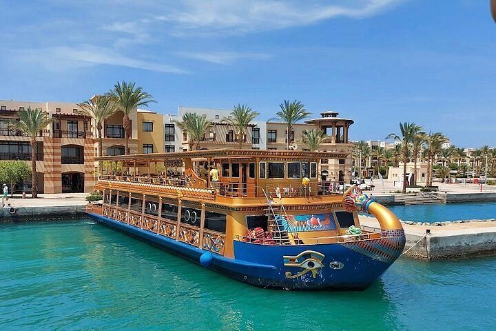 Łódź Nefertari przy marinie Port Ghalib w Marsa Alam
