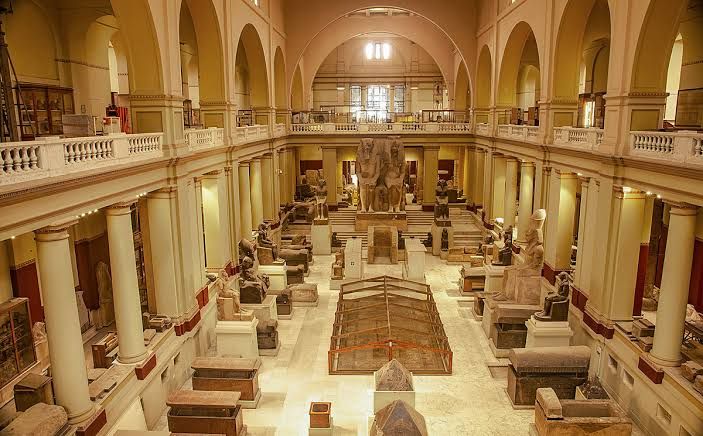 Wnętrze Muzeum Egipskiego w Kairze z posągami faraonów podczas wycieczki Super Kair