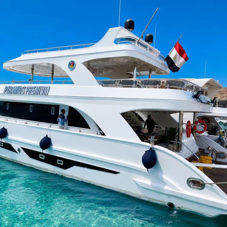 Biała łódź rejsowa zacumowana w turkusowej wodzie - rejs na White Island i do Ras Mohamed z Sharm el Sheikh