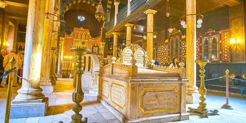 Bogato zdobione wnętrze synagogi Ben Ezra w Starym Kairze