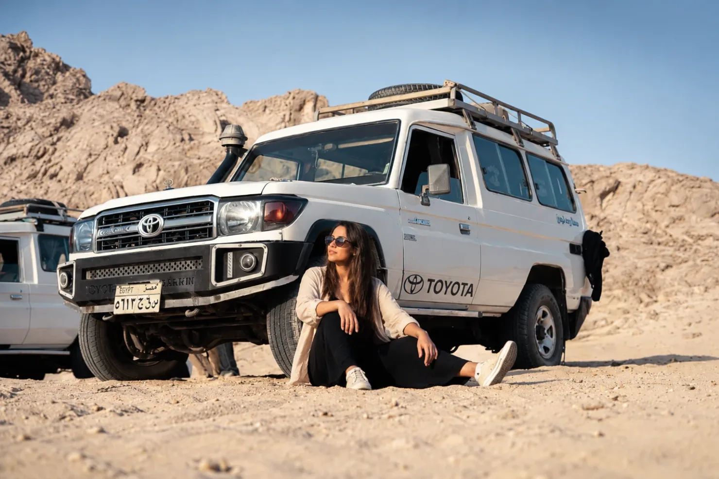 Terenowy jeep Toyota z egipskimi tablicami rejestracyjnymi na skalistej pustyni pod Hurghadą