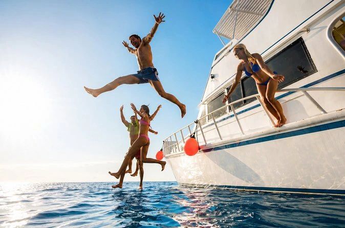 Uczestnicy wycieczki skaczący z łodzi do Morza Czerwonego podczas rejsu z Sharm el Sheikh
