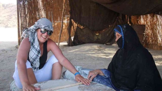 Pokaz tradycyjnego wypieku chleba w wiosce Beduinów podczas safari z Marsa Alam