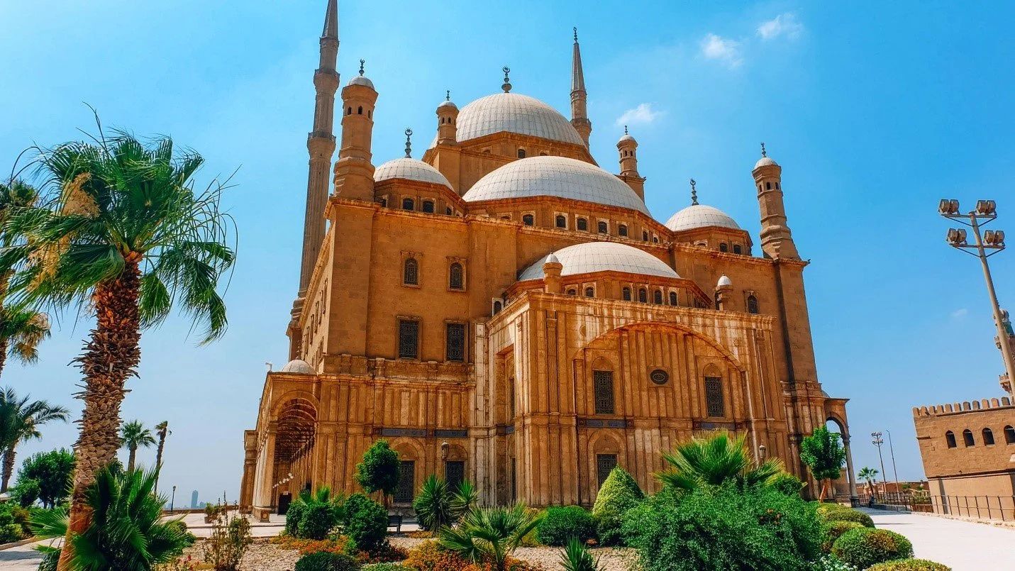 Zabytkowy meczet z białymi kopułami i minaretami w Kairze - islamska architektura stolicy Egiptu