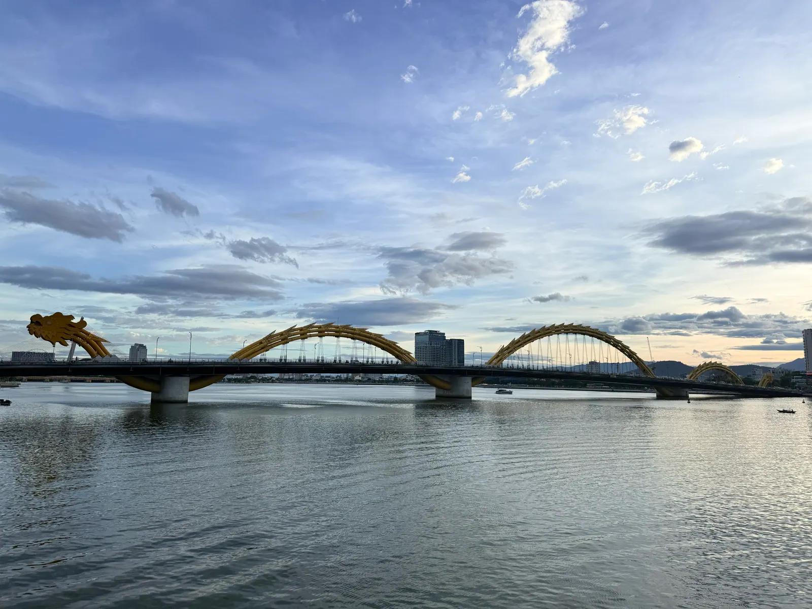 The Dragon Bridge over the Han River at dusk