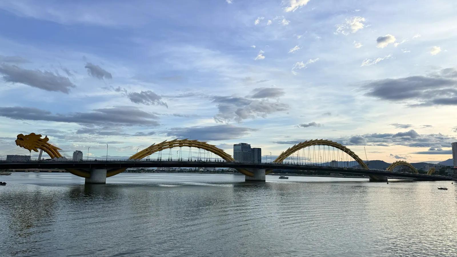 Dragon Bridge and the Han River in Da Nang beneath an evening sky