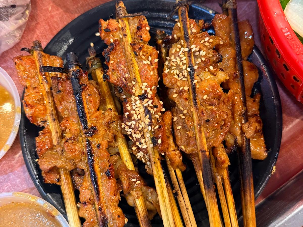Grilled pork skewers with sesame, rice paper and dipping sauce at Thịt Nướng Cô Lợi in Hoi An