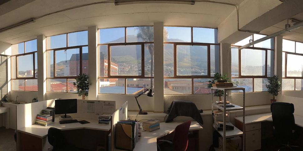 Een werkplek met uitzicht op de Tafelberg! Heel vet, maar ik werkte wel altijd alleen.