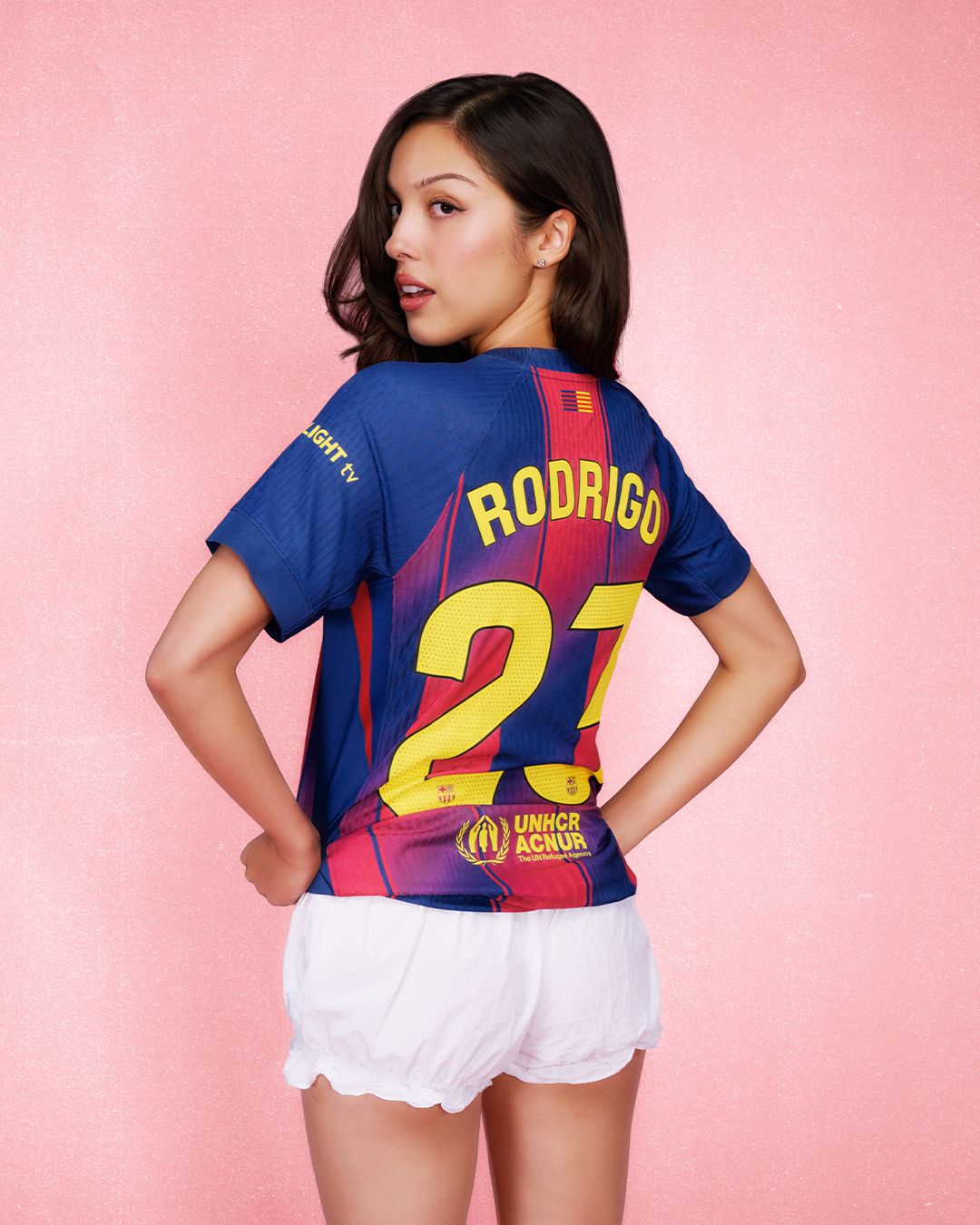 OliviaRodrigo Barcelona Tシャツオリヴィアロドリゴ Olivia Rodrigo Takes the FC Barcelona Shirt for El Clásico