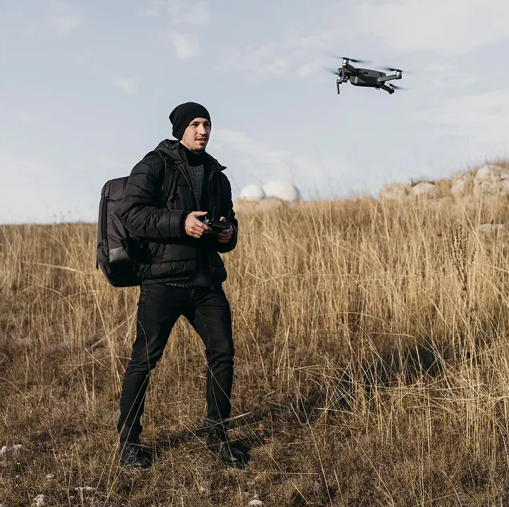 ### Contarás con la ayuda de nuestros expertos

Contamos con un equipo multidisciplinario de profesionales apasionados y altamente capacitados en el campo de la tecnología dron. 