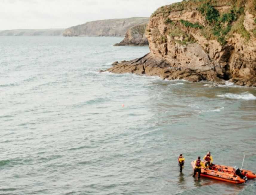 Equipo de salvamento en surcando el mar en una lancha