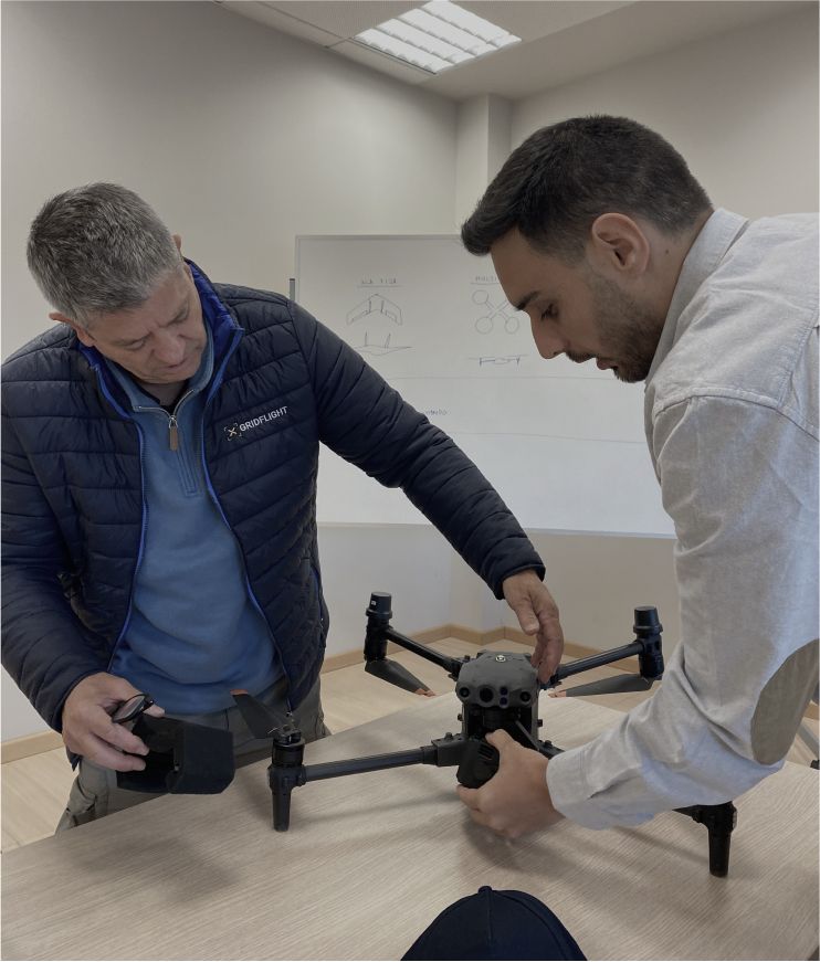 Miembros del equipo realizando ajustes a un dron