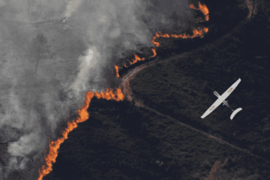 Dron de vigilancia sobrevolando un incendio