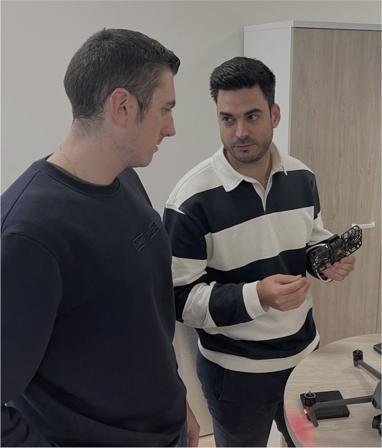 Miembros del equipo analizando un dron