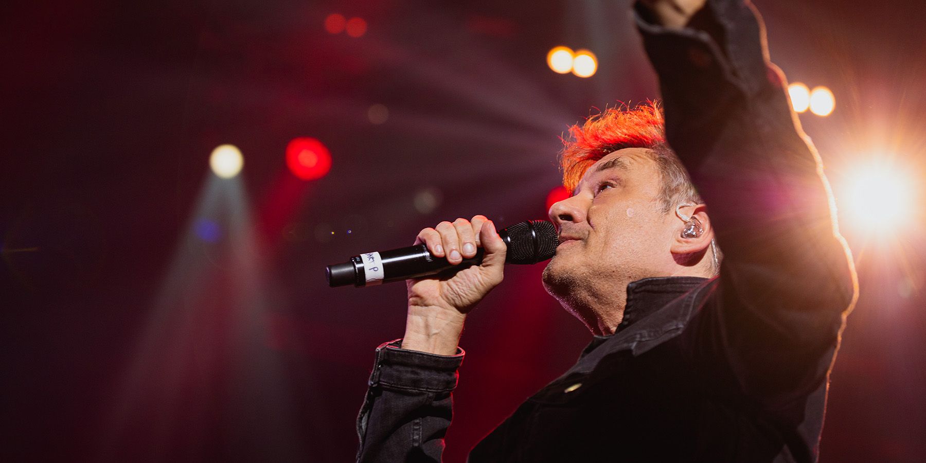 Bart Peeters zingt op het podium van de Lotto Arena tijdens de Radio2 Singalong