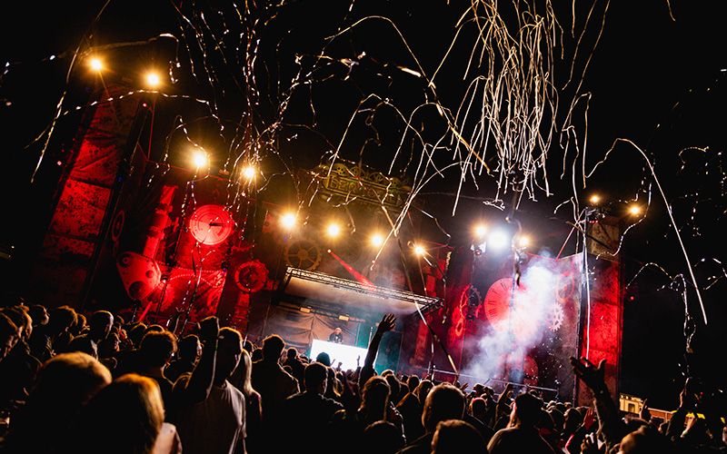 Festival 's nachts met lichten van het podium en streamers