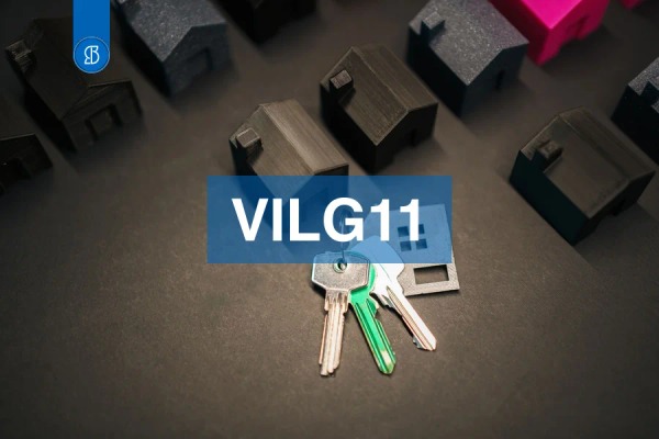 Molho de chaves com chaveiro de casa entre maquetes escuras de casas, com o código VILG11 em faixa azul ao centro