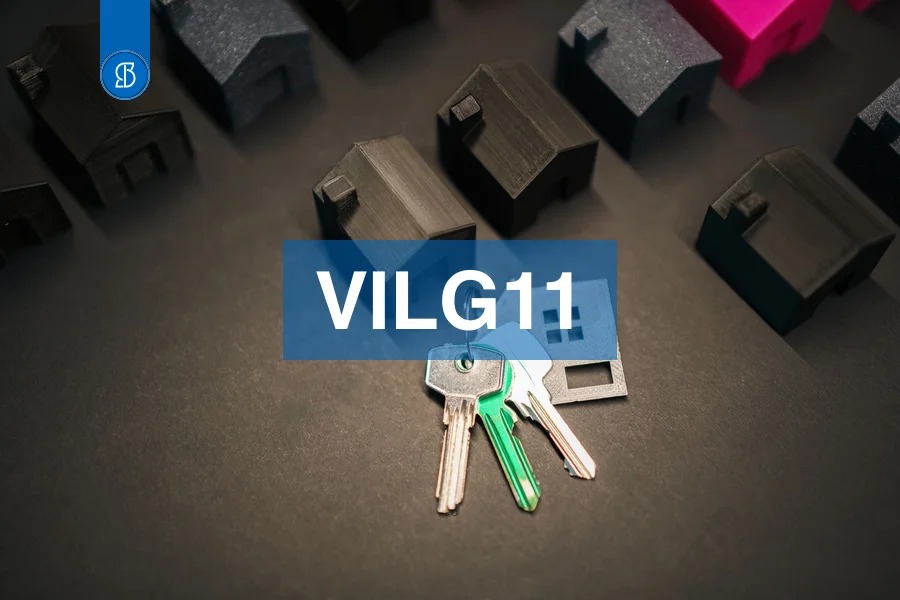Molho de chaves com chaveiro de casa entre maquetes escuras de casas, com o código VILG11 em faixa azul ao centro