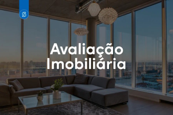 Sala de estar envidraçada com vista para a cidade, com a inscrição Avaliação Imobiliária