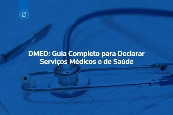 Estetoscópio e caneta sobre documentos, em imagem azulada, com o título DMED