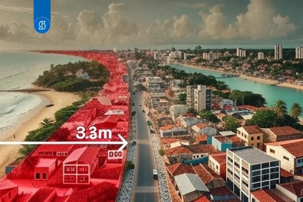 Vista aérea de orla urbana com a faixa de terrenos da União destacada em vermelho e a medida 3,3m