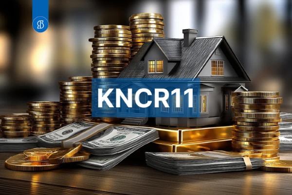 Casa em miniatura cercada de moedas, notas e barras de ouro, com a sigla KNCR11