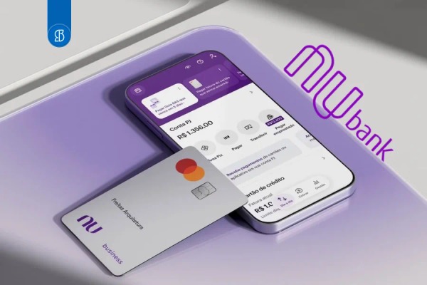 Celular com o aplicativo do Nubank aberto e cartão branco da conta empresarial ao lado