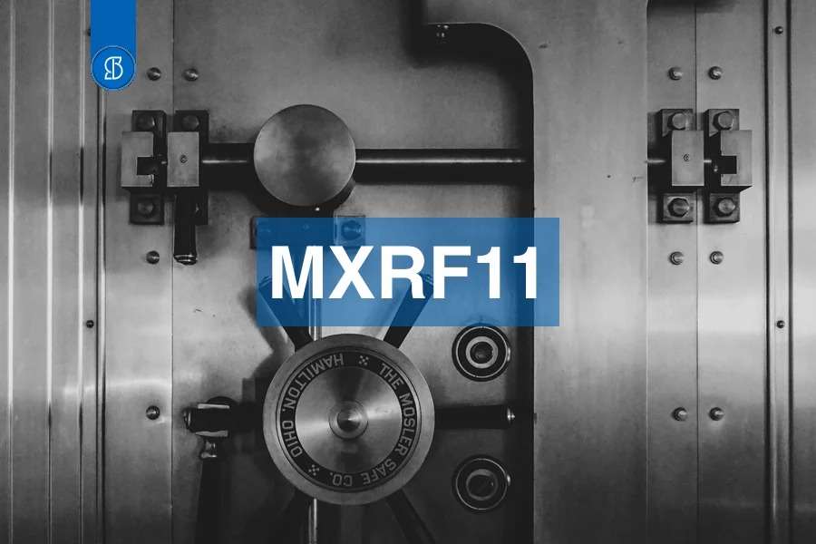 Porta de cofre de banco em aço, com volante de abertura e trancas à vista, com o código MXRF11 em faixa azul ao centro