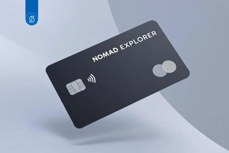 Cartão preto Nomad Explorer flutuando sobre fundo cinza claro