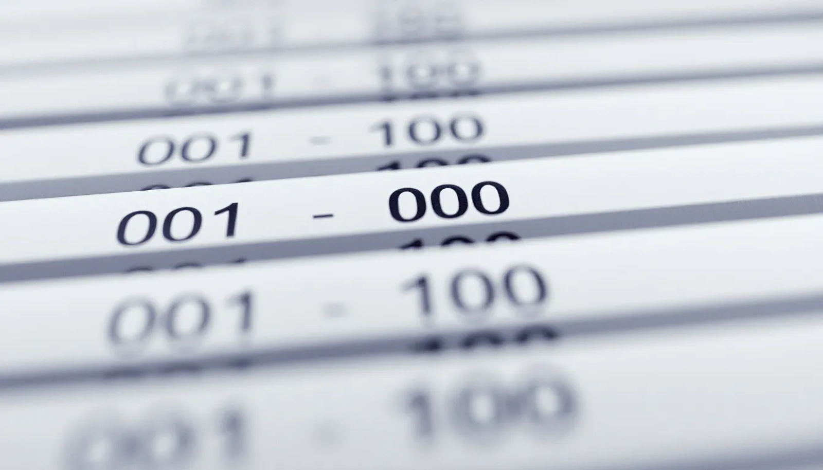 Imagem ilustrando um sistema de numeração sequencial de documentos fiscais, com destaque para números crescentes de notas fiscais de serviço (NFSe). A imagem representa a importância da organização e controle na emissão de documentos, essencial para a legislação tributária e a gestão financeira de prestadores de serviços.