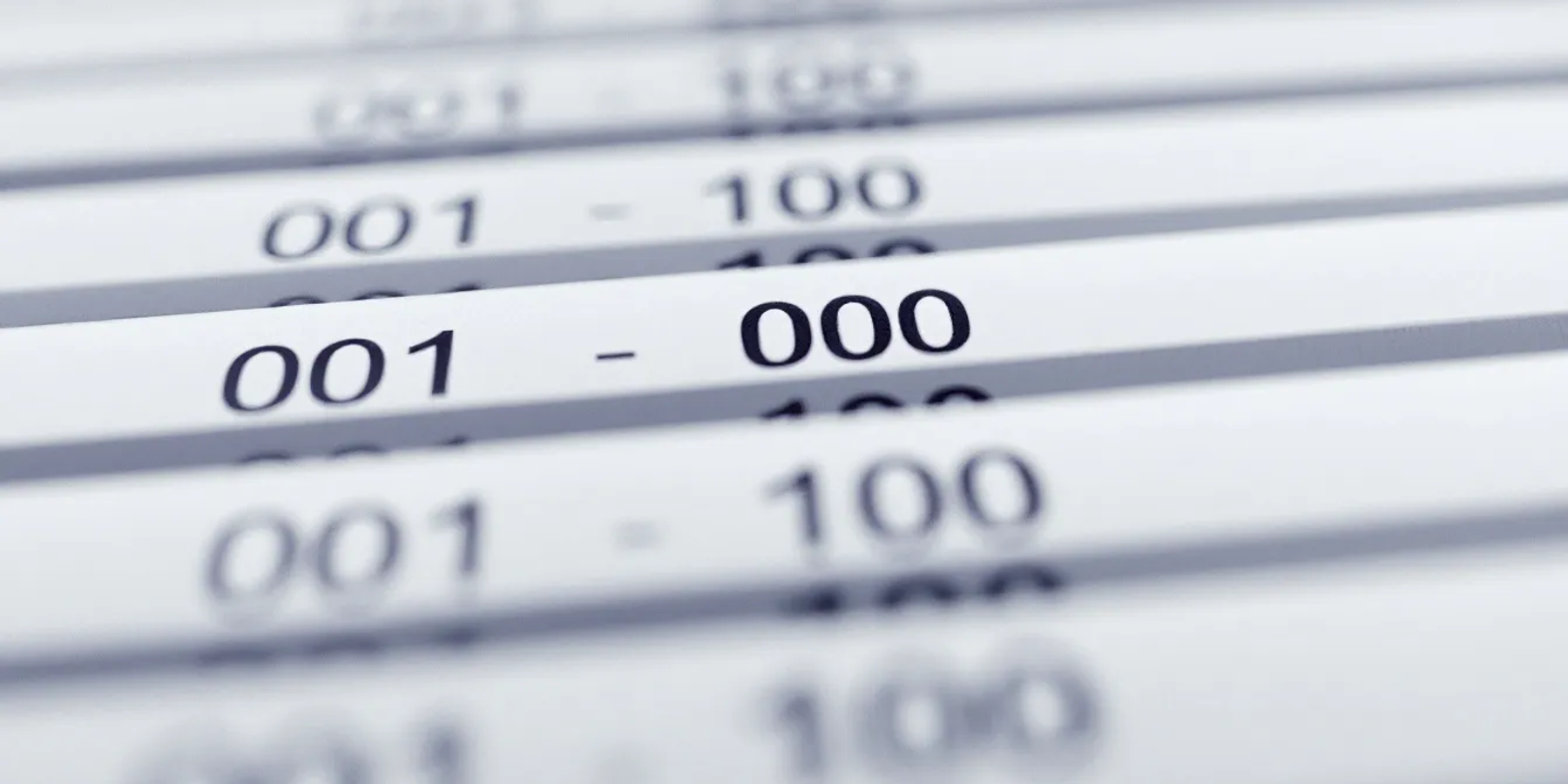 Imagem ilustrando um sistema de numeração sequencial de documentos fiscais, com destaque para números crescentes de notas fiscais de serviço (NFSe). A imagem representa a importância da organização e controle na emissão de documentos, essencial para a legislação tributária e a gestão financeira de prestadores de serviços.