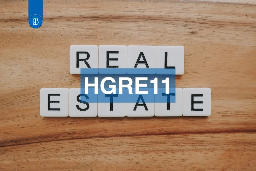 Peças de letras formando a expressão mercado imobiliário, com o código HGRE11 em faixa azul ao centro