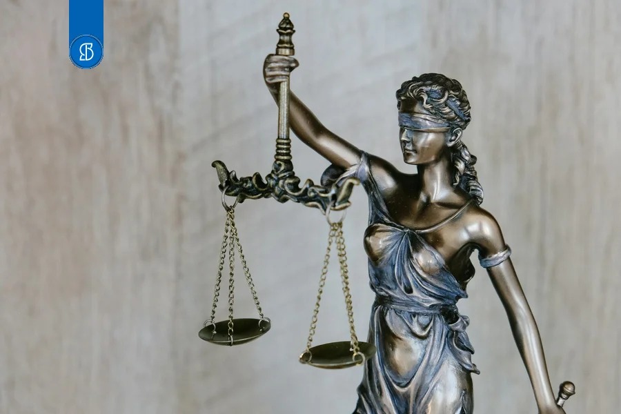 Estátua de bronze da Justiça, vendada, segurando a balança