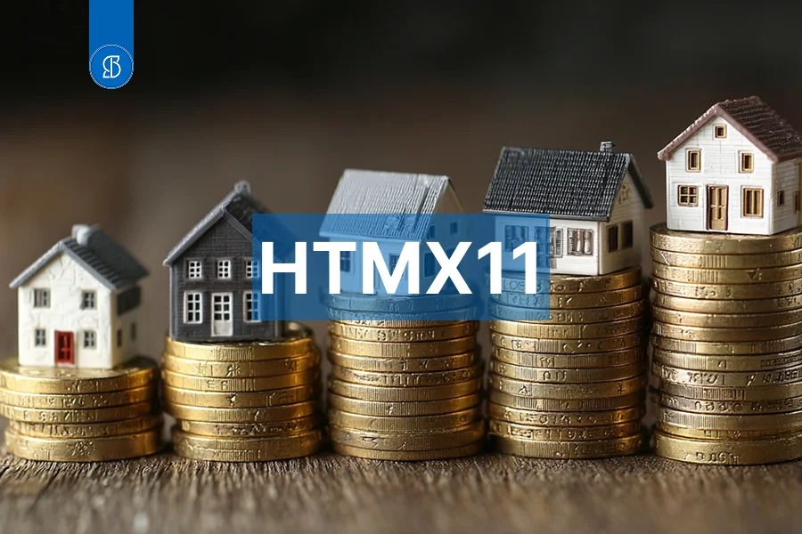 Casas em miniatura sobre pilhas crescentes de moedas, em mesa de madeira, com a sigla HTMX11