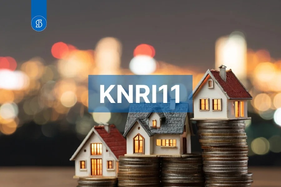 Casas em miniatura sobre pilhas de moedas, com luzes da cidade ao fundo e a sigla KNRI11