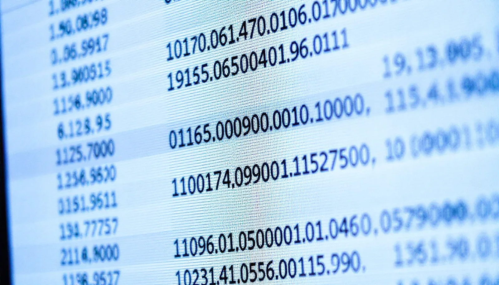 Imagem de um sistema digital exibindo códigos numéricos organizados em uma tela de computador, relacionado à legislação tributária, onde se pode visualizar informações sobre notas fiscais e a competência tributária dos municípios e estados. A interface sugere a verificação de dados e a emissão de documentos fiscais, essenciais para a conformidade com a Receita Federal.