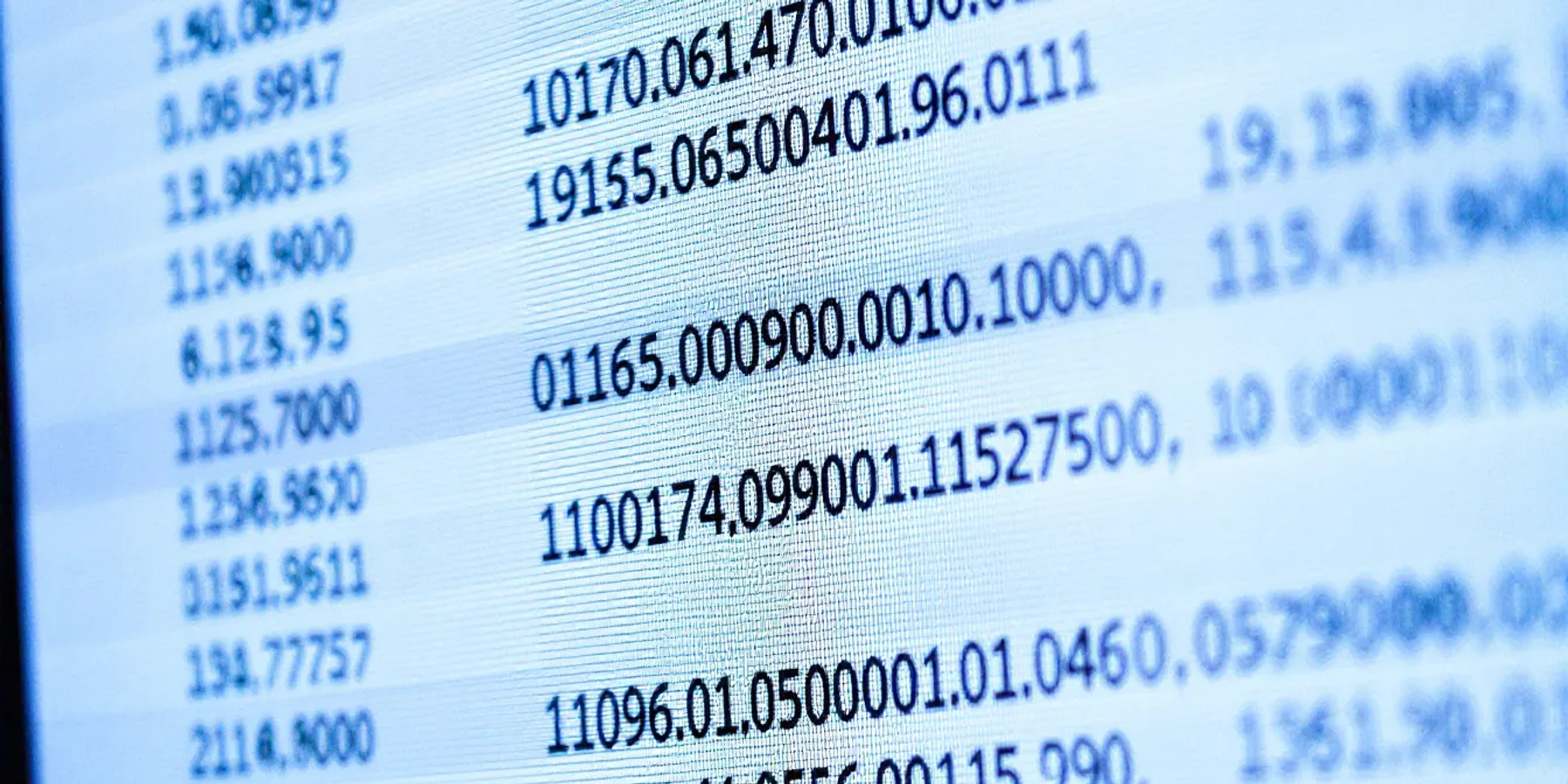 Imagem de um sistema digital exibindo códigos numéricos organizados em uma tela de computador, relacionado à legislação tributária, onde se pode visualizar informações sobre notas fiscais e a competência tributária dos municípios e estados. A interface sugere a verificação de dados e a emissão de documentos fiscais, essenciais para a conformidade com a Receita Federal.
