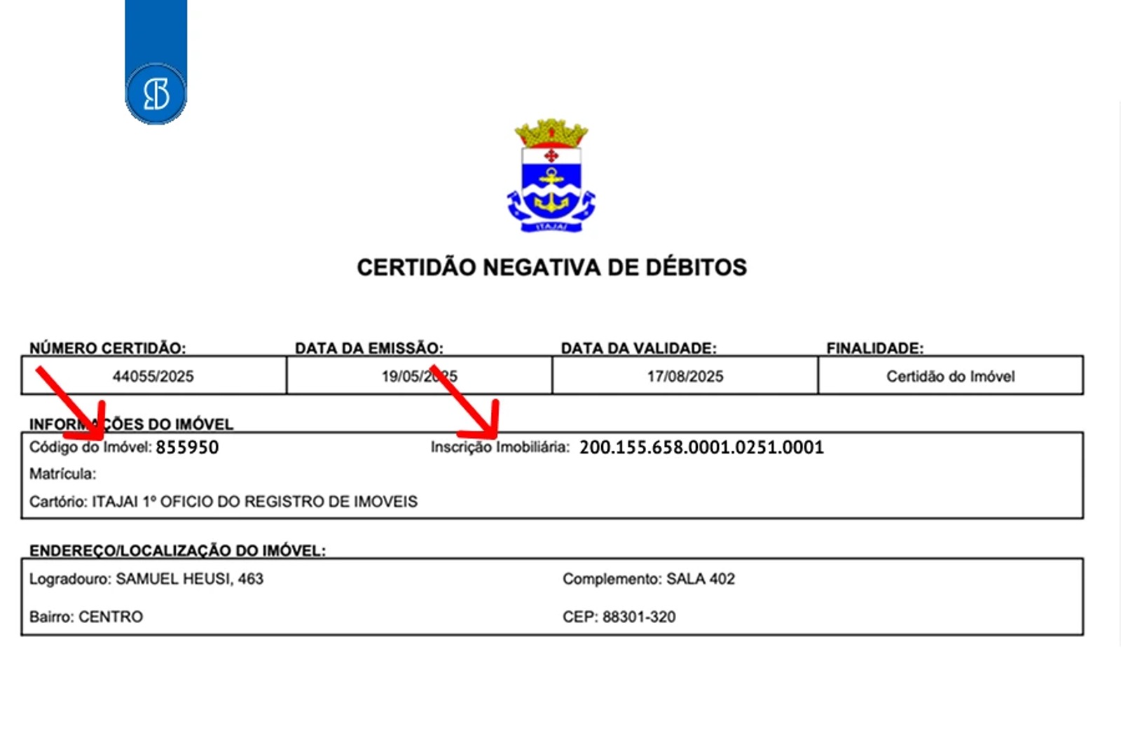 Certidão Negativa de Débitos municipal, com setas vermelhas apontando o código do imóvel e a inscrição imobiliária