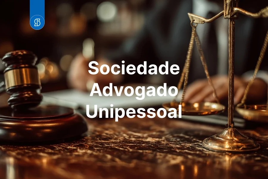 Martelo de juiz e balança dourada sobre mesa de madeira, com a inscrição Sociedade Advogado Unipessoal
